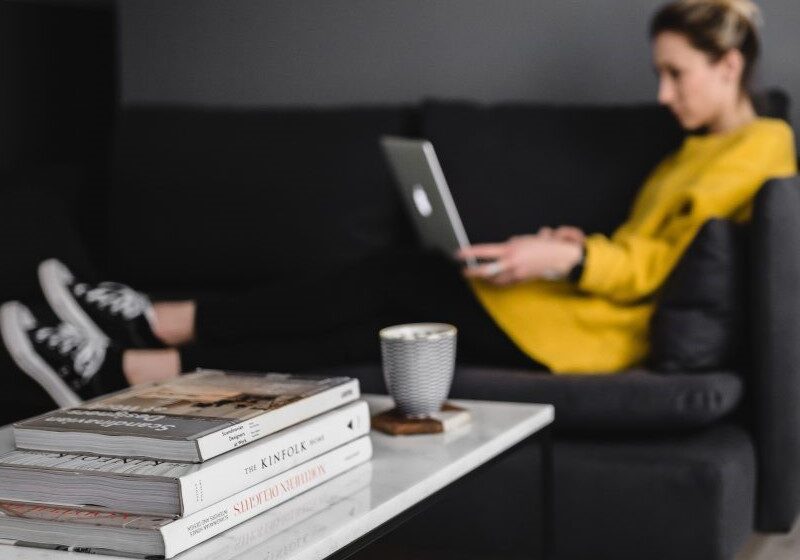 Mujer con portatil-1200x800 bis Mujer con portatil-1200x800 bis